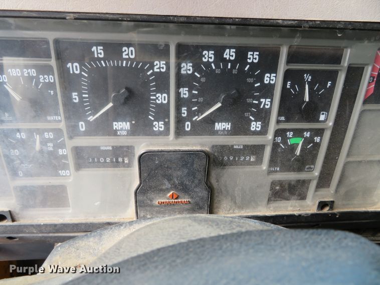 image for item DH0520 1997 International 4900  oil distributor truck