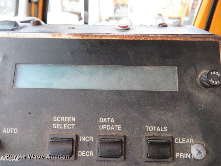 image for item DH0520 1997 International 4900  oil distributor truck