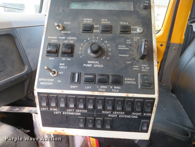 image for item DH0520 1997 International 4900  oil distributor truck