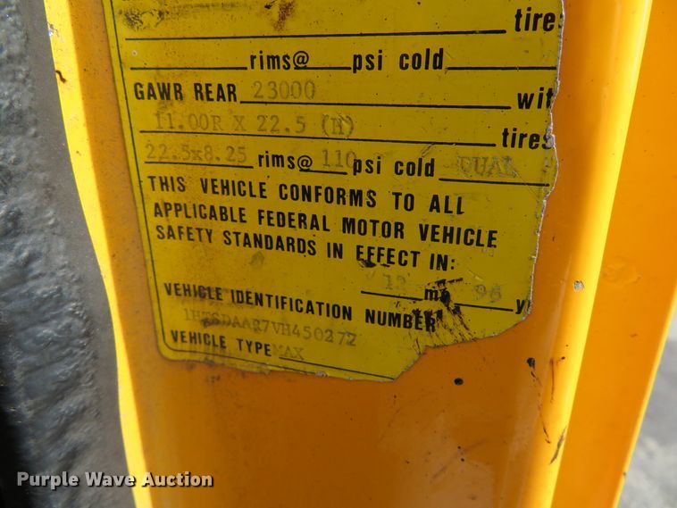 image for item DH0520 1997 International 4900  oil distributor truck