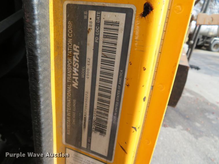 image for item DH0520 1997 International 4900  oil distributor truck