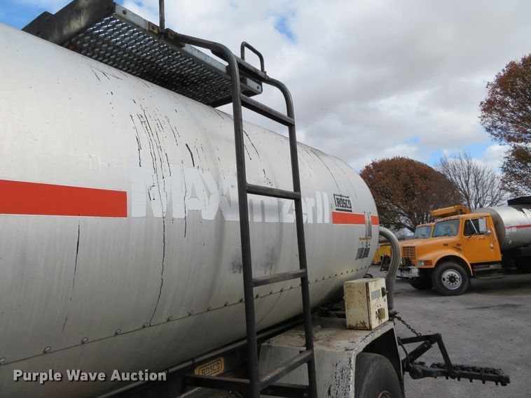 image for item DH0520 1997 International 4900  oil distributor truck