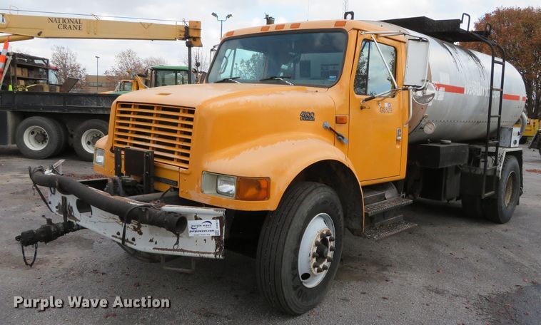 image for item DH0521 1998 International 4900  oil distributor truck