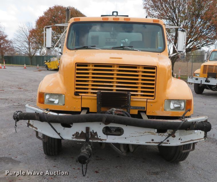 image for item DH0521 1998 International 4900  oil distributor truck