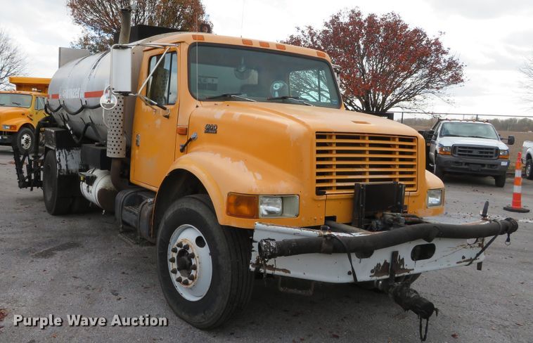 image for item DH0521 1998 International 4900  oil distributor truck