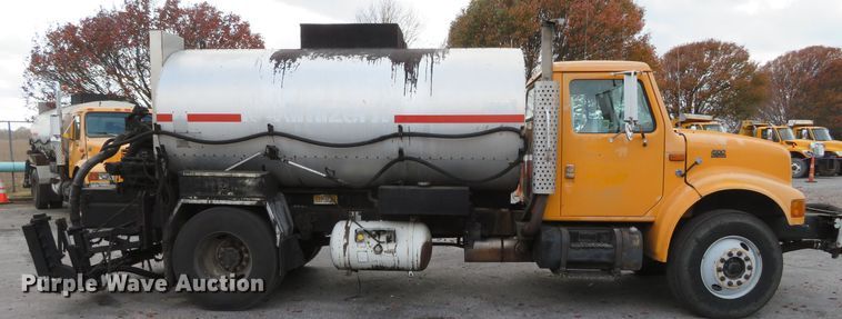 image for item DH0521 1998 International 4900  oil distributor truck