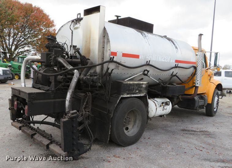 image for item DH0521 1998 International 4900  oil distributor truck