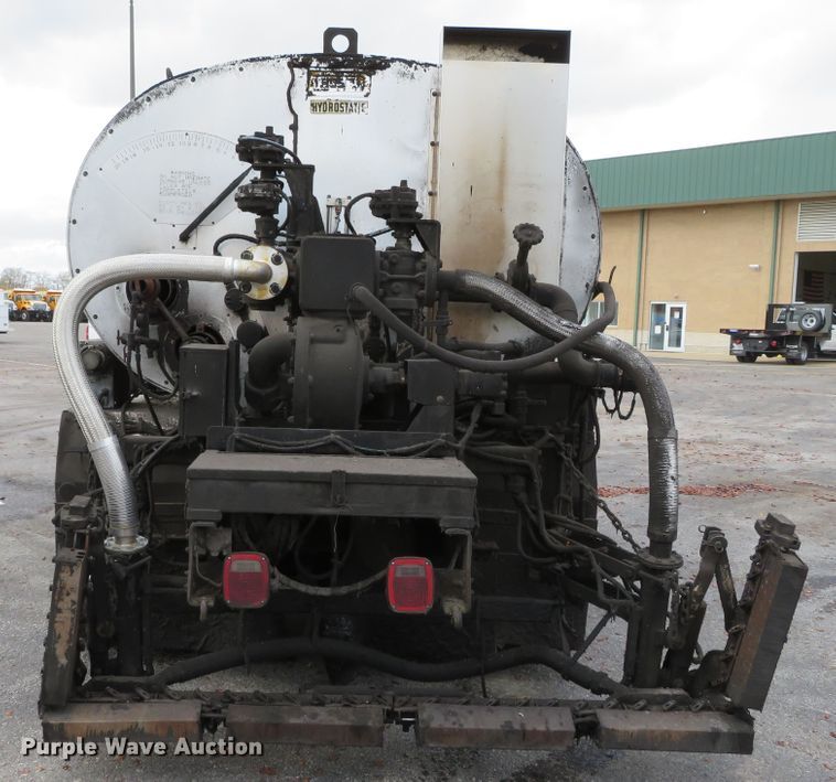 image for item DH0521 1998 International 4900  oil distributor truck