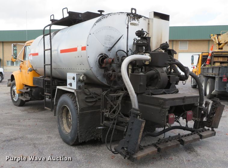 image for item DH0521 1998 International 4900  oil distributor truck