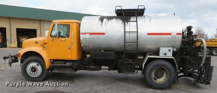 image for item DH0521 1998 International 4900  oil distributor truck