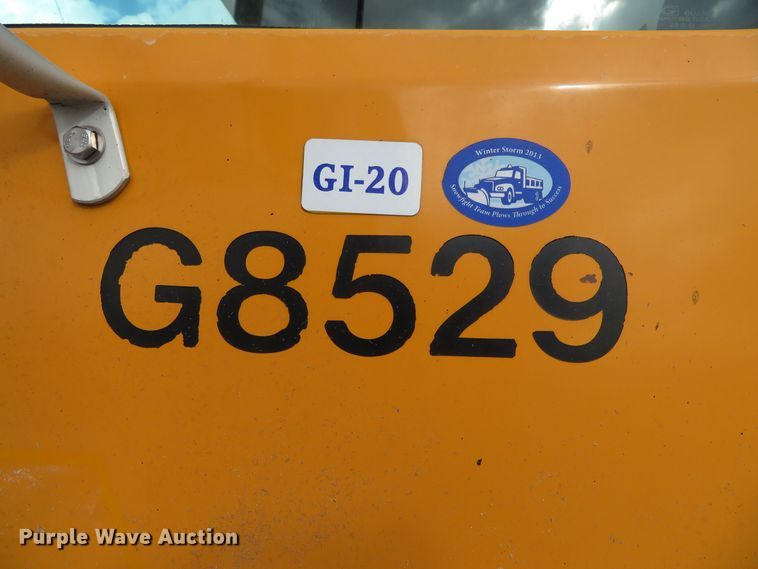 image for item DH0521 1998 International 4900  oil distributor truck