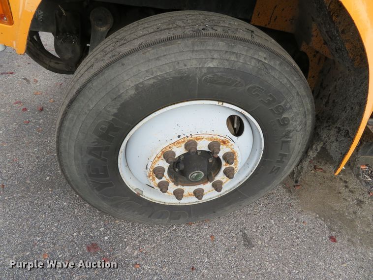 image for item DH0521 1998 International 4900  oil distributor truck