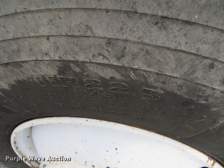 image for item DH0521 1998 International 4900  oil distributor truck