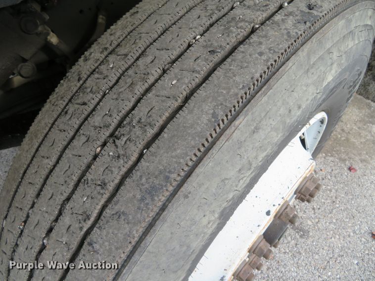 image for item DH0521 1998 International 4900  oil distributor truck