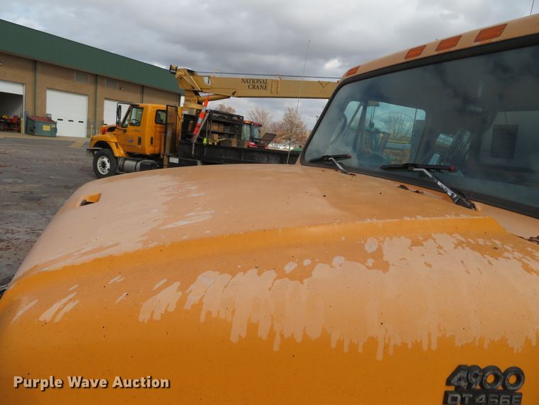 image for item DH0521 1998 International 4900  oil distributor truck