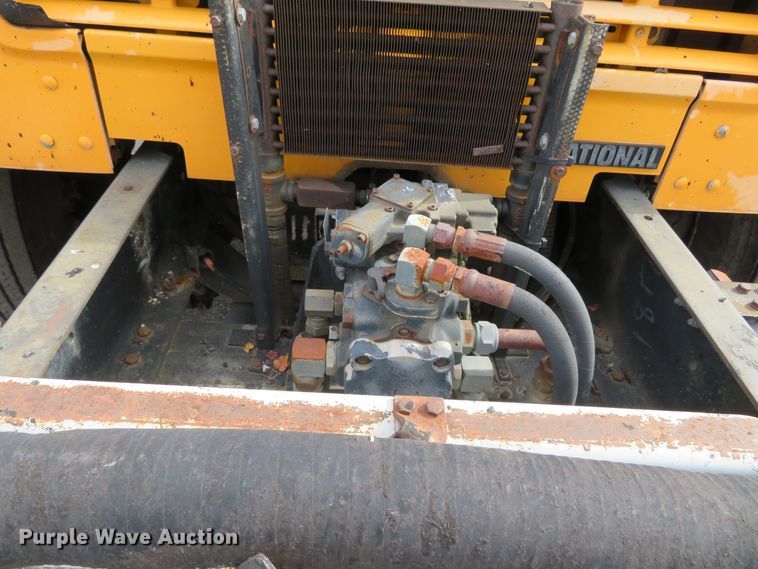 image for item DH0521 1998 International 4900  oil distributor truck