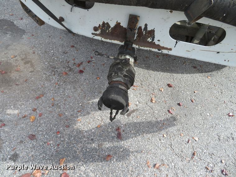 image for item DH0521 1998 International 4900  oil distributor truck