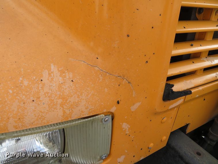 image for item DH0521 1998 International 4900  oil distributor truck