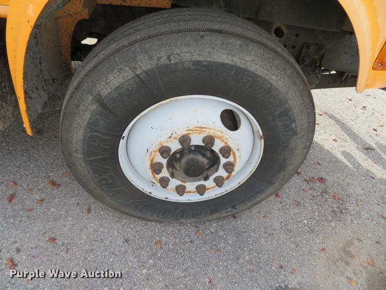 image for item DH0521 1998 International 4900  oil distributor truck