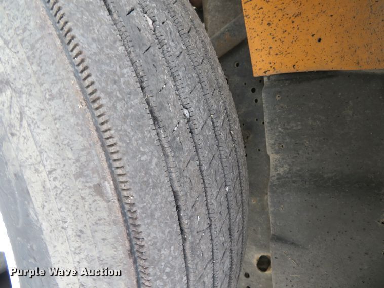 image for item DH0521 1998 International 4900  oil distributor truck