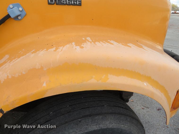 image for item DH0521 1998 International 4900  oil distributor truck