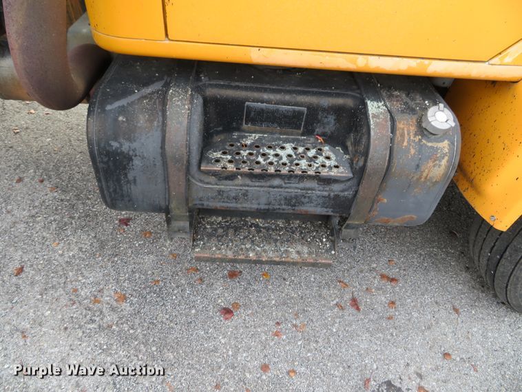 image for item DH0521 1998 International 4900  oil distributor truck