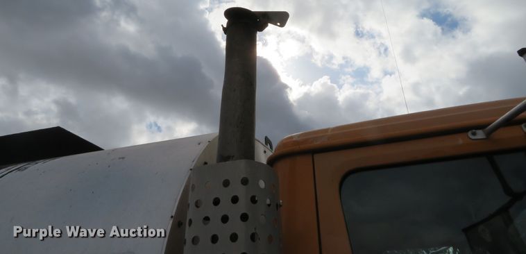 image for item DH0521 1998 International 4900  oil distributor truck