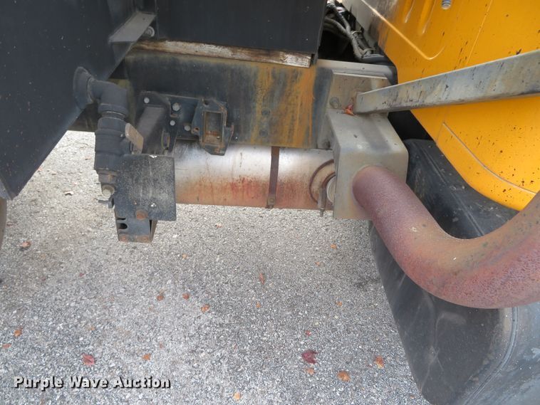 image for item DH0521 1998 International 4900  oil distributor truck