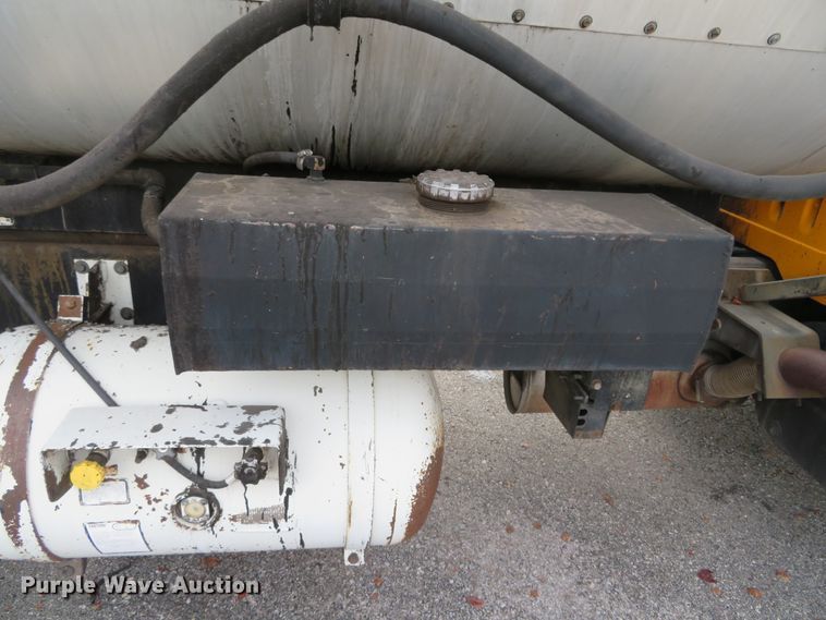 image for item DH0521 1998 International 4900  oil distributor truck