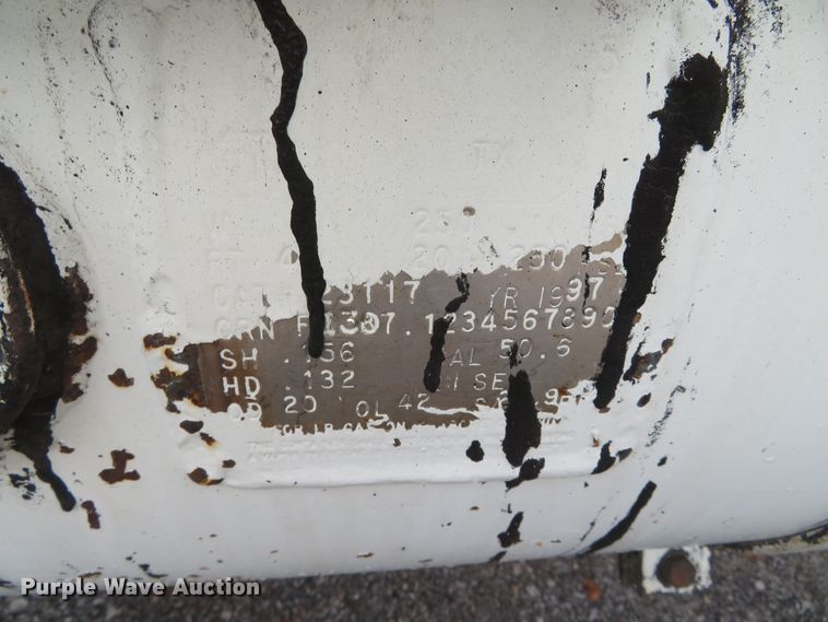 image for item DH0521 1998 International 4900  oil distributor truck