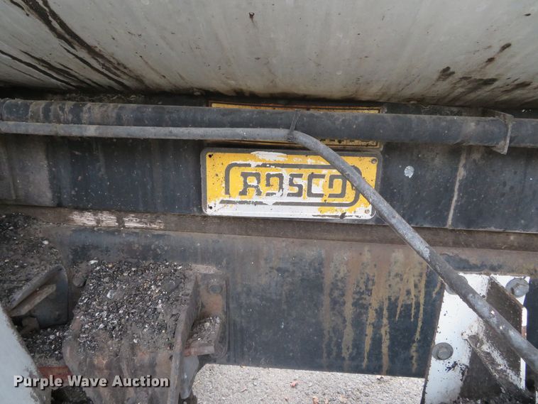 image for item DH0521 1998 International 4900  oil distributor truck