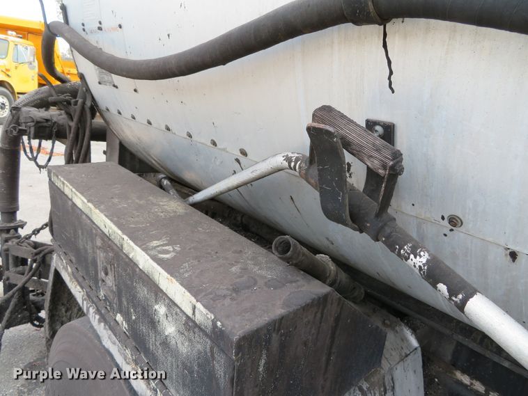 image for item DH0521 1998 International 4900  oil distributor truck