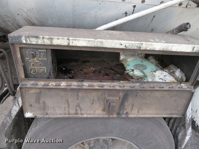 image for item DH0521 1998 International 4900  oil distributor truck