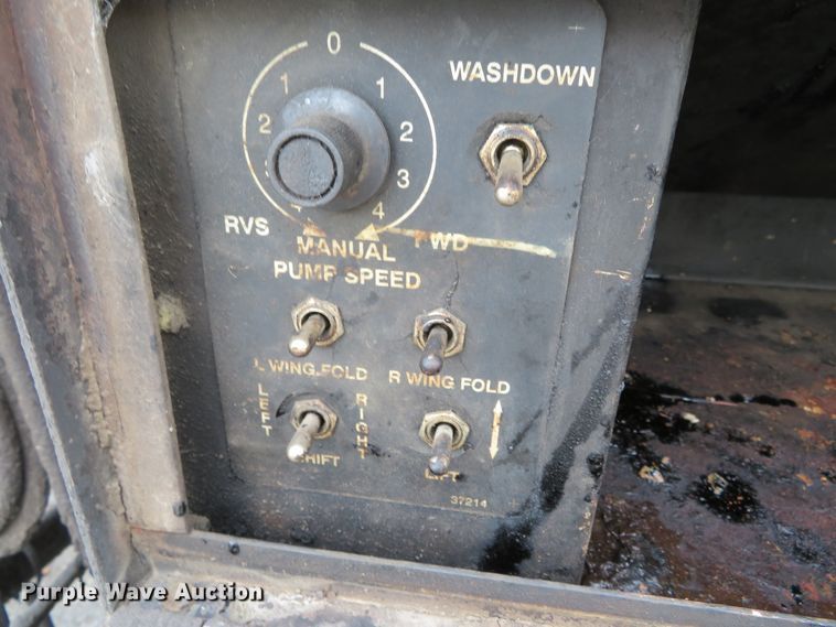 image for item DH0521 1998 International 4900  oil distributor truck