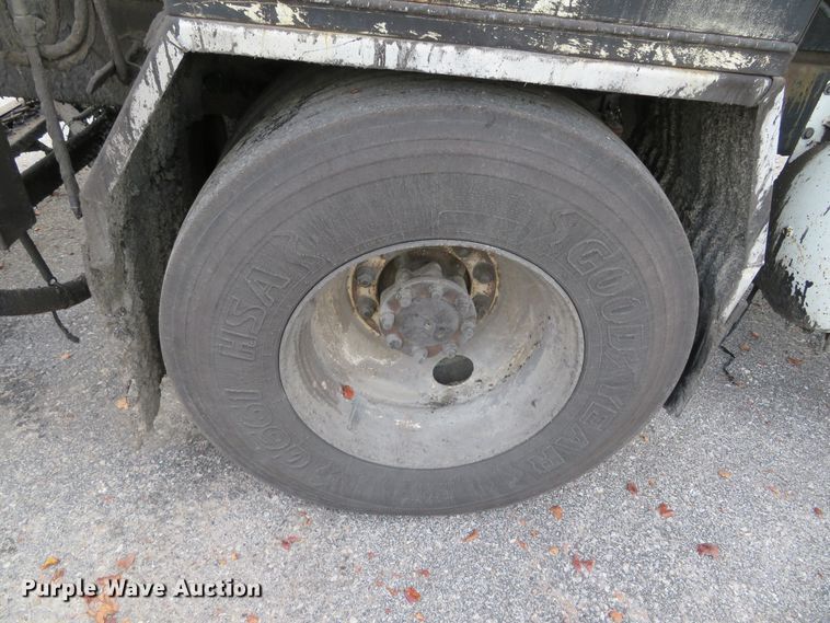 image for item DH0521 1998 International 4900  oil distributor truck