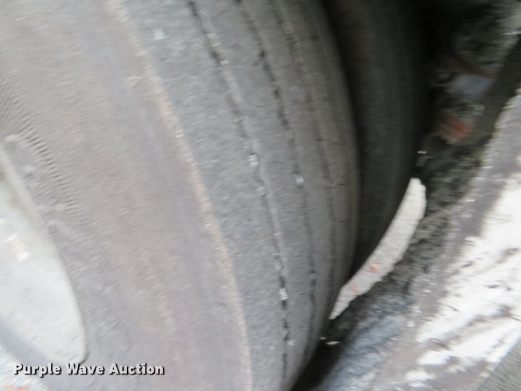 image for item DH0521 1998 International 4900  oil distributor truck