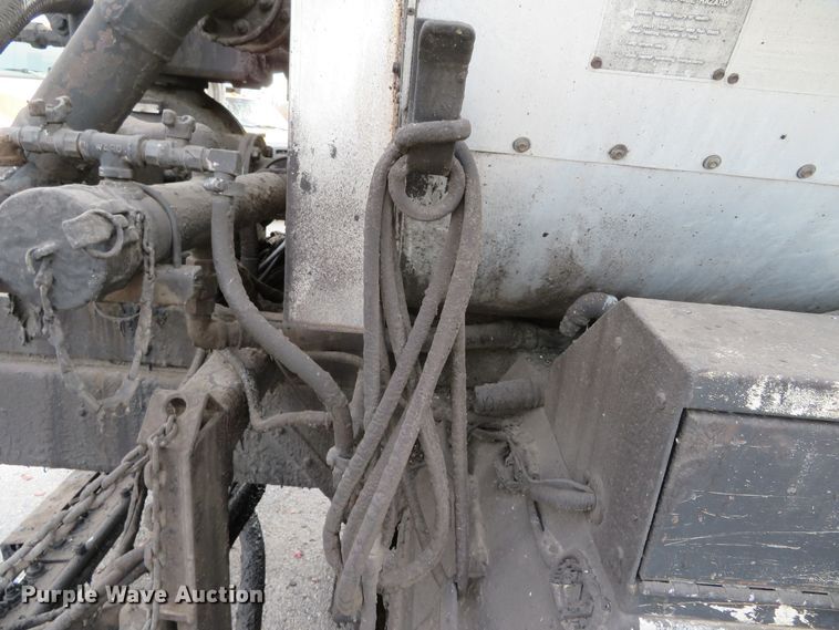 image for item DH0521 1998 International 4900  oil distributor truck