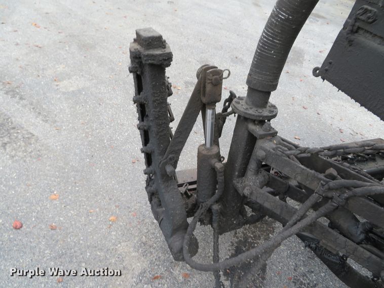 image for item DH0521 1998 International 4900  oil distributor truck