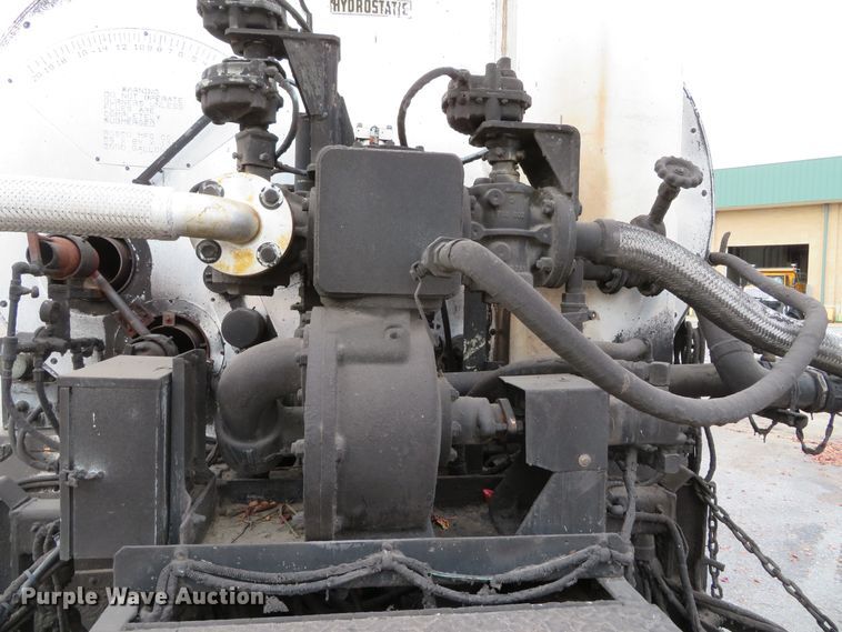 image for item DH0521 1998 International 4900  oil distributor truck