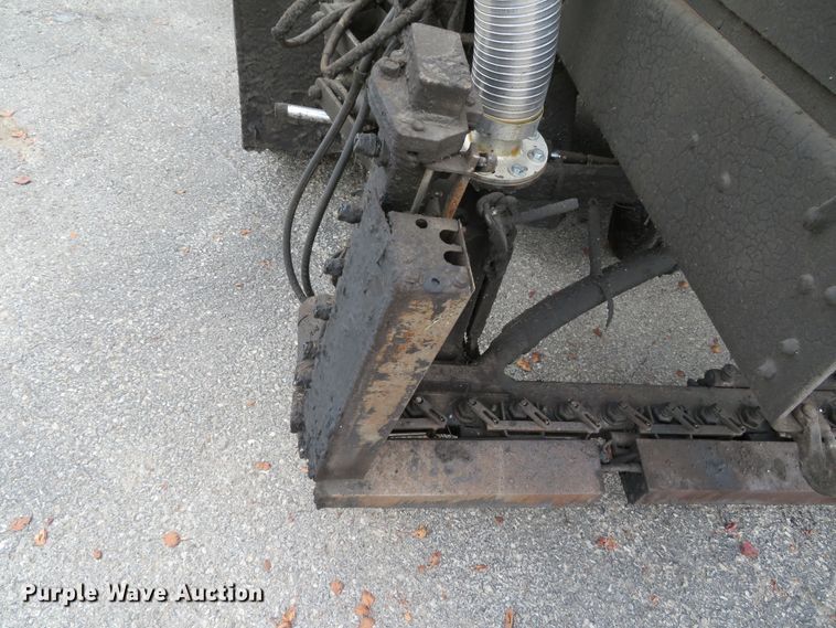 image for item DH0521 1998 International 4900  oil distributor truck