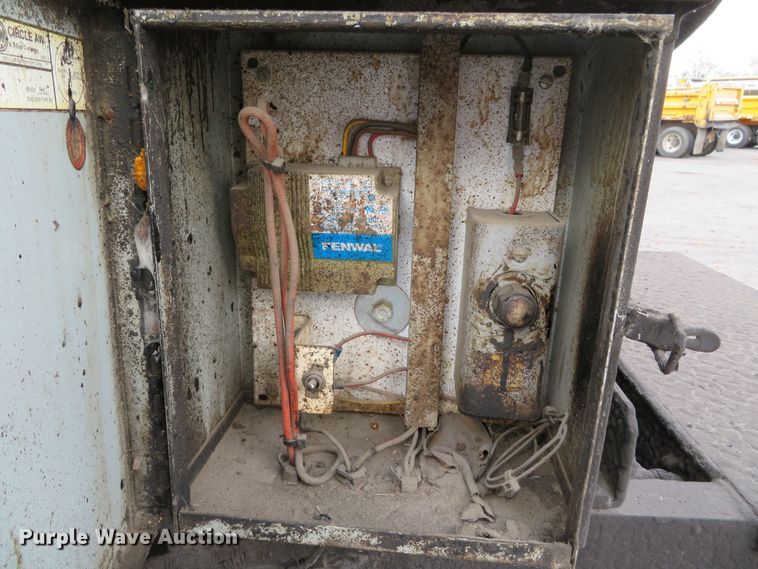 image for item DH0521 1998 International 4900  oil distributor truck