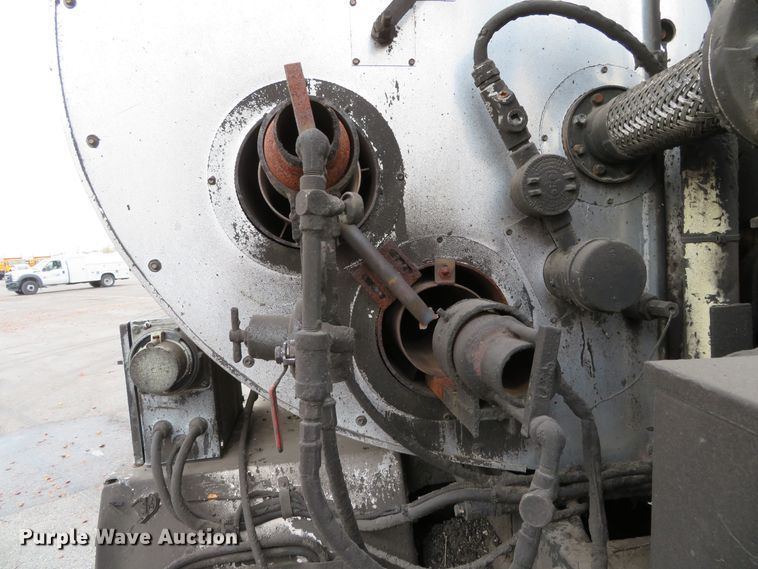 image for item DH0521 1998 International 4900  oil distributor truck