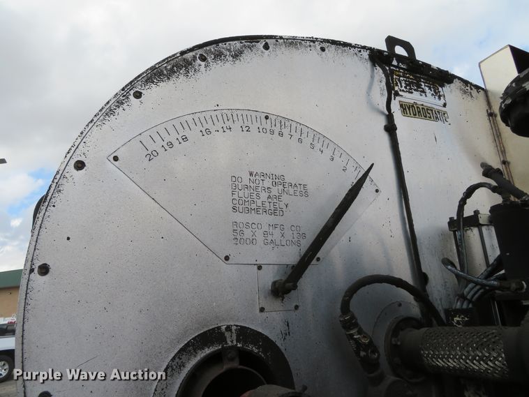 image for item DH0521 1998 International 4900  oil distributor truck