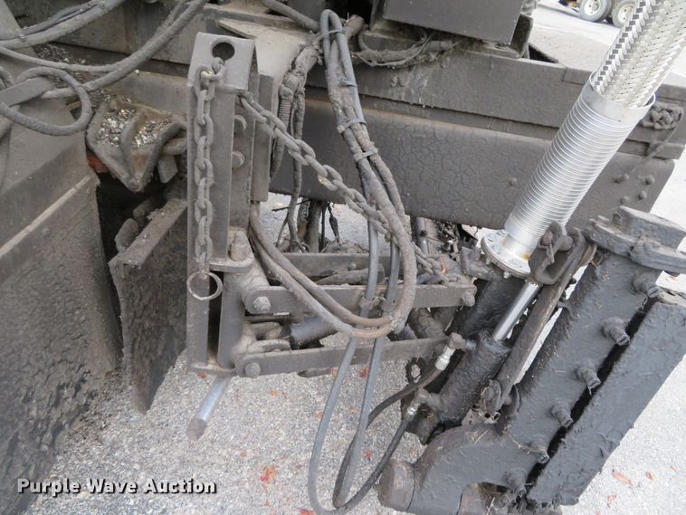 image for item DH0521 1998 International 4900  oil distributor truck