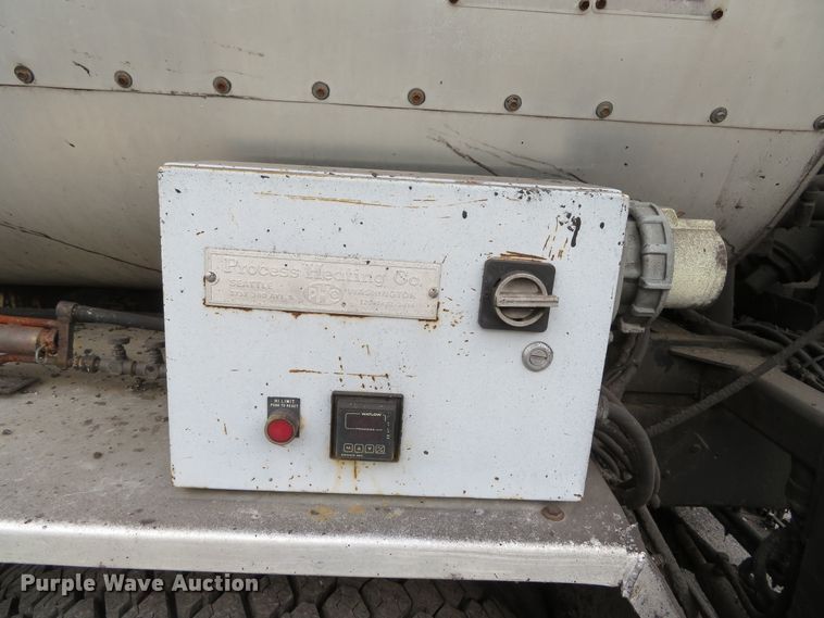 image for item DH0521 1998 International 4900  oil distributor truck