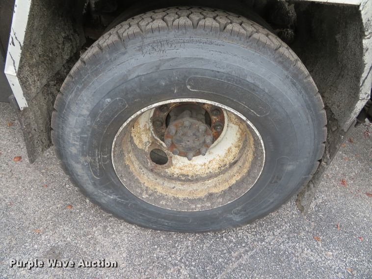 image for item DH0521 1998 International 4900  oil distributor truck