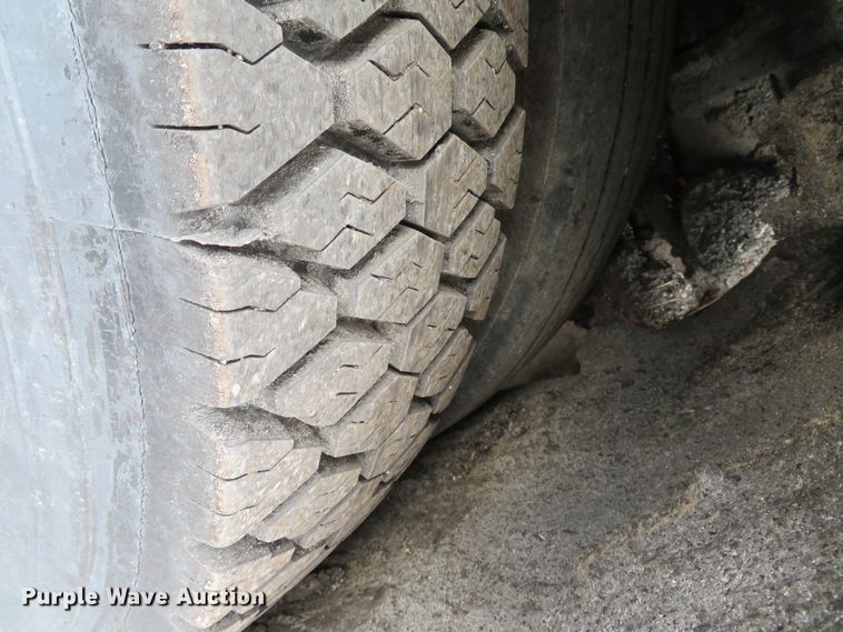 image for item DH0521 1998 International 4900  oil distributor truck