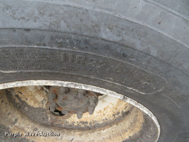 image for item DH0521 1998 International 4900  oil distributor truck