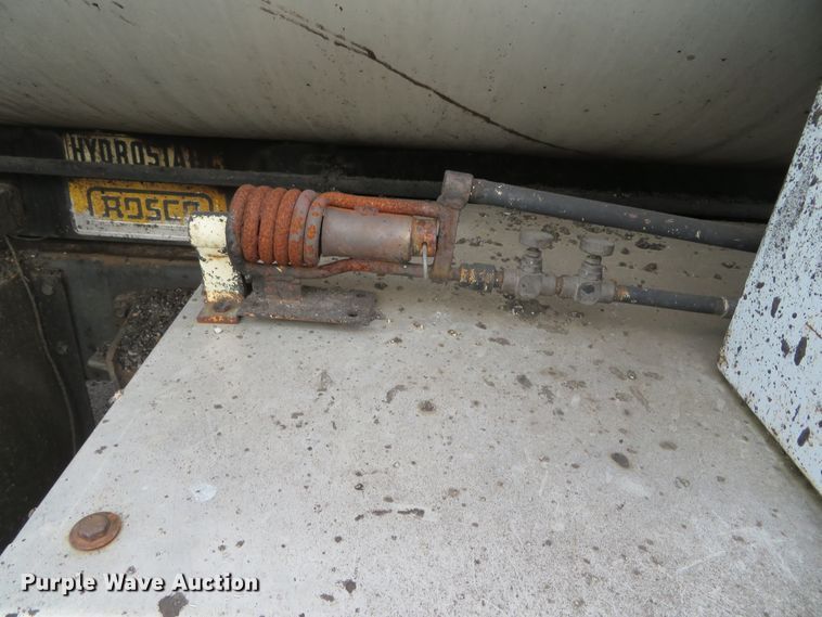 image for item DH0521 1998 International 4900  oil distributor truck