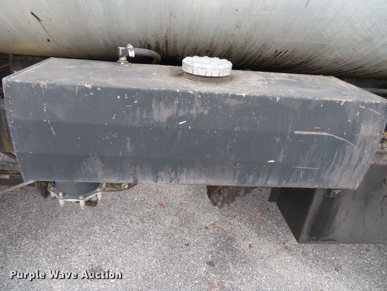 image for item DH0521 1998 International 4900  oil distributor truck